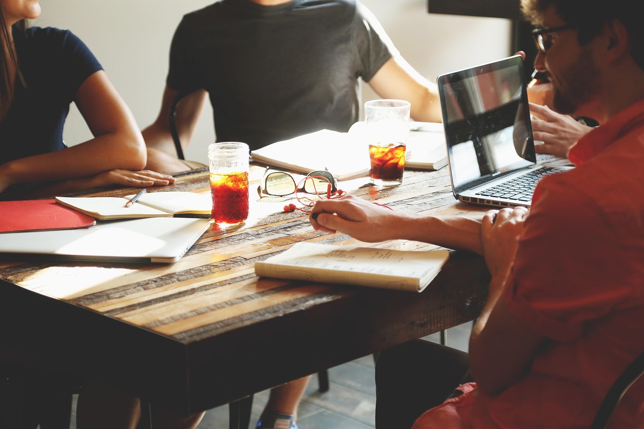 Meeting, brainstorming, business — Maximizing Forex Trading with MetaTrader 4 on iOS: Tips and Tricks